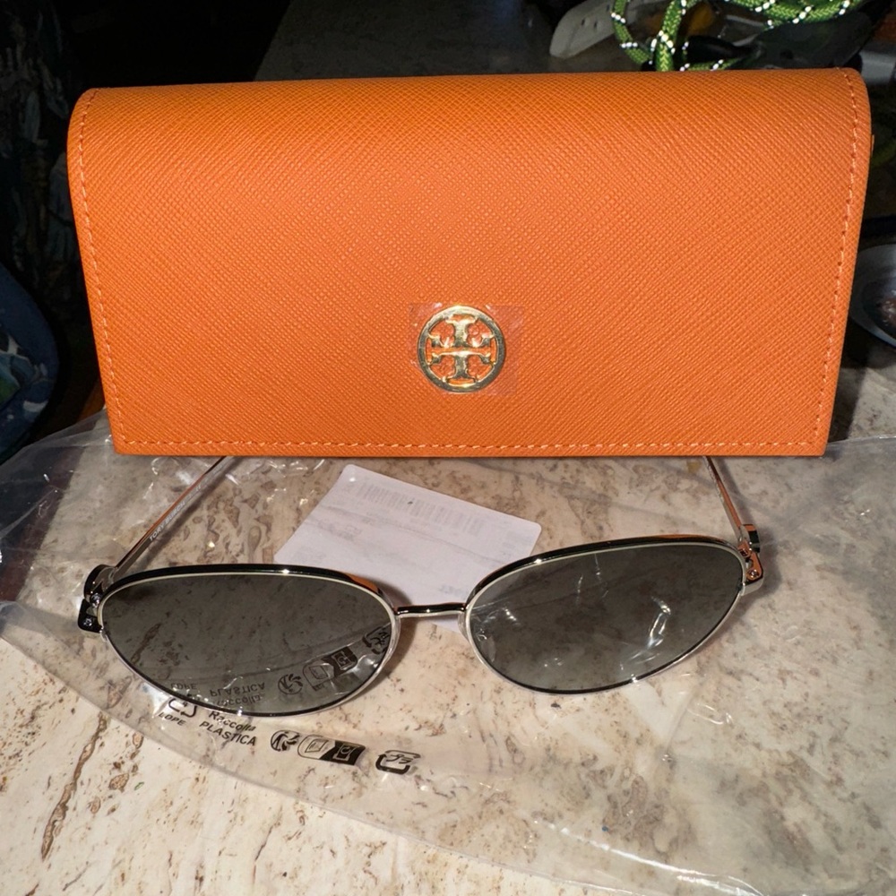 Tory Burch Sunglasses Sunnies new with case and dust
